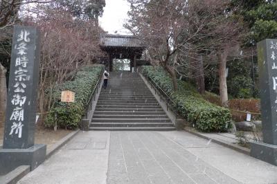 雪の円覚寺門前