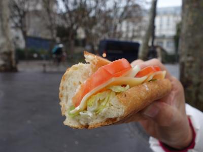 パリを歩く(4.4) モンマルトルのパン屋さんのバゲット。おいしいんだなぁ、これが。