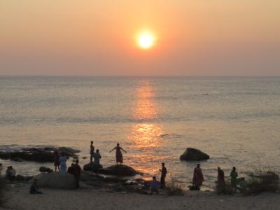 インド　「行った所・見た所」　カーニャクマリのコモリン岬散策とサンセットを見てシンガールホテルに宿泊