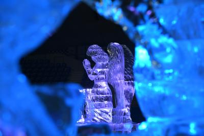 長野オリンピックアリーナで輝く氷像たち
