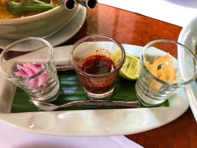 お一人様で食べ歩き「バンコクの美味しいタイ料理」セラドンと緑のカオマンガイ