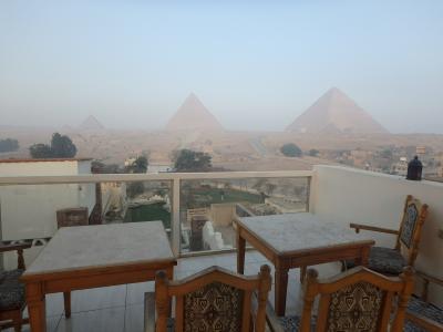 世界遺産ギザの三大ピラミッドとスフィンクス
