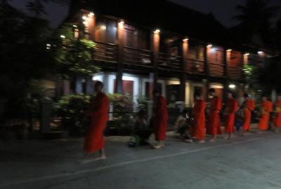 2019早春、ベトナムとラオスの旅(8/28)：2月14日(1)：ルアンパバーン(5)：暗い内からの托鉢、全員裸足の托鉢、大乗と小乗仏教
