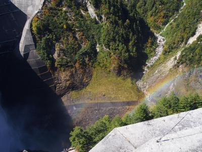 黒部ダムの放水に虹がかかる