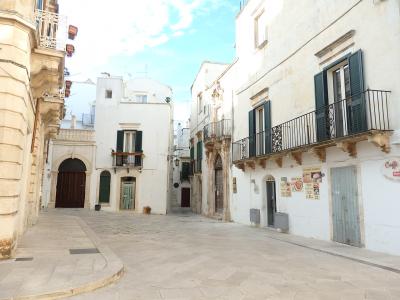 南イタリアバスの旅　バロック建築群の残るマルティーナ・フランカ Martina Franca の白い路は、まるで廊下のようでした　