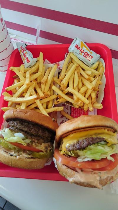 カリフォルニアの味In-N-outバーガー』ロサンゼルス(アメリカ)の