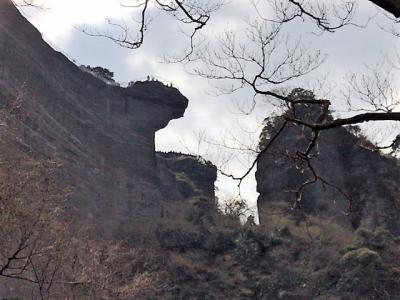 鋸山登山　地獄のぞきを下からのぞく