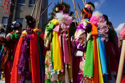 鹿島神宮の祭頭祭～この地方に春を告げる祭りの華は、祭頭囃し。原色を多用した衣装は鮮やかですが、棒を軽く打ち合わせるだけのゆるゆる集団で～す～