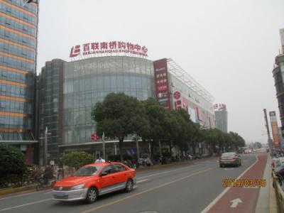 上海の奉賢・百聯南橋購物中心・巨大モール