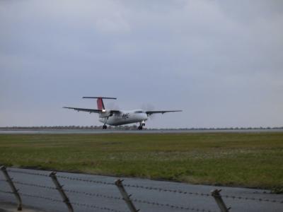久米島空港に着陸するＲＡＣプロペラ機
