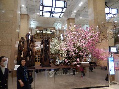 日本橋高島屋本館の玄関前のフロント飾りを見る