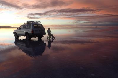 ウユニ塩湖での朝焼けの様子（ウユニ観光）
