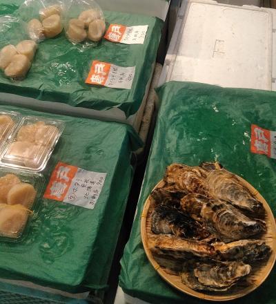 唐戸市場で生の牡蠣とタイラギの貝柱を買ってくる