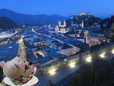 今度こそ癒されたい！ バーデン＆ザルツブルクひとり旅（10)メンヒスベルクの丘から見る旧市街の夜景