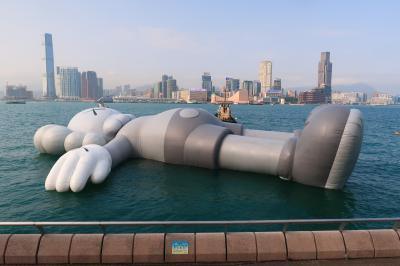 香港★KAWS:HOLIDAY 香港站　～中西區海濱長廊・添馬公園～