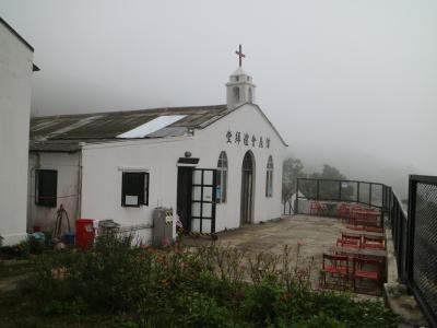 2019年3月：採掘場跡に残る教会から下山して行く！［香港：馬鞍山］