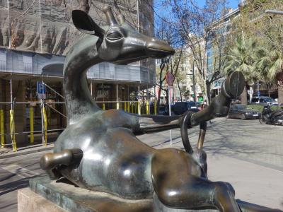 バルセロナを歩く (1.5) 「キリンのマハ」を見に行く。私には，キリンではなく，ウマに見えます。