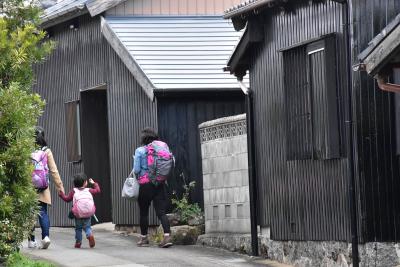 佐久島の黒壁集落をのんびり散策 ～アサリ漁とアートの島2019～（愛知）