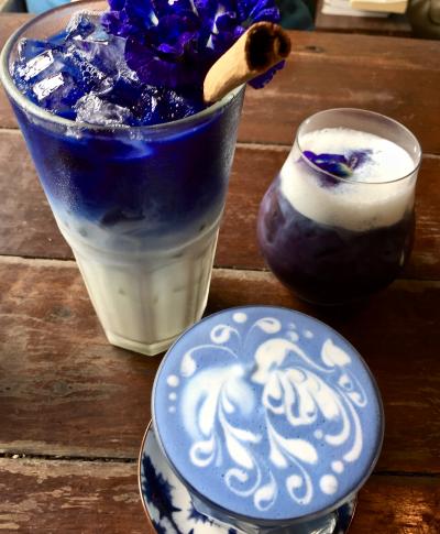 『ブルーホエールカフェ』の青いコーヒーと『ティップ・サマイ』のパッタイ...だよ。（バンコク／タイランド）