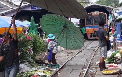 バンコク穴場ローカル紀行 マハチャイの線路市場&シーフード　