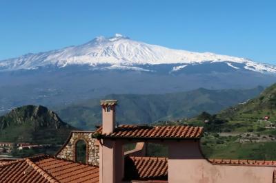 旅仲間と行く春のシチリア島・タオルミーナ編(カステルモーラ、マドンナ・デッラ・ロッカ教会)