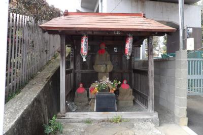 踏切横の地蔵堂