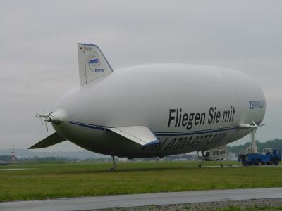 2004年６月の旅の目玉は、飛行船でフリードリヒスハーフェンからボーデン湖ふんわりふわふわ周遊飛行