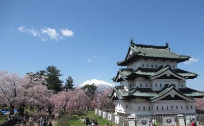 弘前城は桜と岩木山の雪がベストマッチ