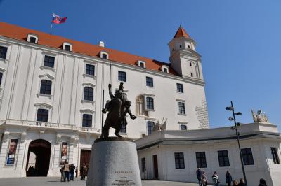 スロバキア旅行－３：ブラチスラバ（小さい旧市街で大勢の観光客）