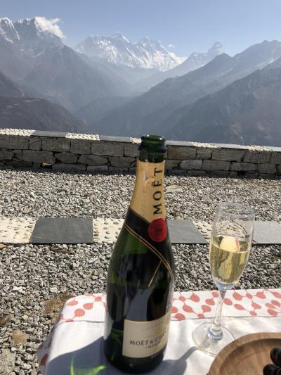 ヒマラヤ標高４２５０メートル、エベレストにシャンペンで乾杯！