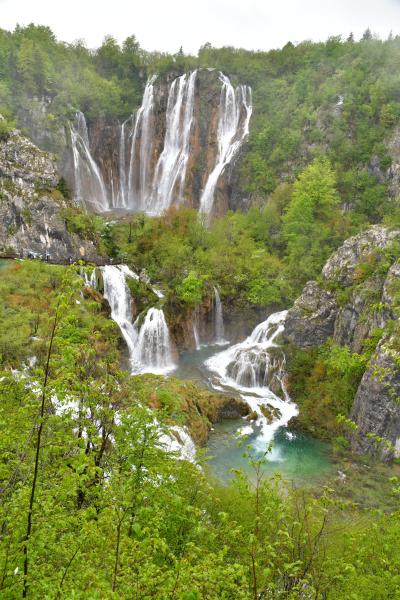 クロアチア旅行-2:プリトブィツェ湖郡(朝早くから観光客)