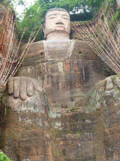 蜀散歩：３日目　楽山大仏：川は水面が穏やかで船乗りは爽快です。