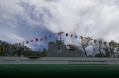 行列してC56潜水艦博物館を見学