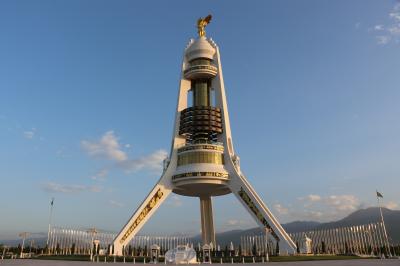ウズベキスタン・トルクメニスタンの旅（１０）～アシガバート３　中立の塔、独立広場～