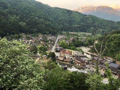 Petit Day Trip -- 早朝の朝陽に映える白山連峰と水が張る田の絶景「白川郷」 --