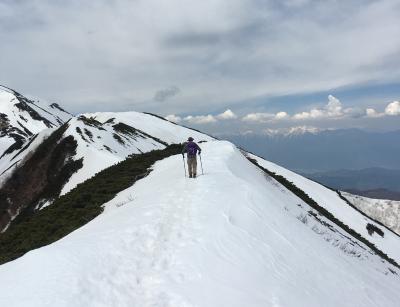 残雪の仙丈ケ岳登山
