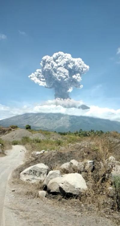 アグン山の噴火