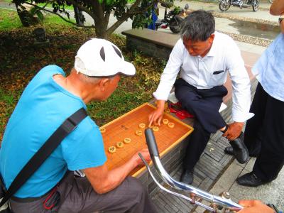 公園で中国象棋に参戦した♪東関古渡遊船のチケット売場が有り、船も停泊してたけど♪2019年６月 中国 揚州・鎮江 ７泊８日(個人旅行)１４