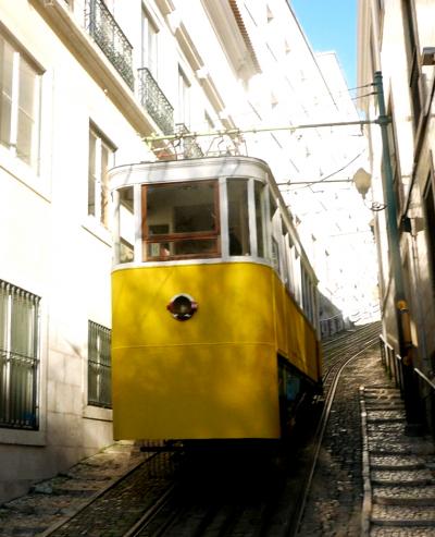 2019.2ポルトガル一人旅19‐ケーブルカーBica線，リベイラ広場で遅い昼食，コルメシオ広場，ケーブルカーLavra線など