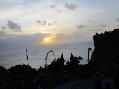 インド洋の夕陽を背景にウルワツ、ケチャダンス