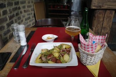 ベルギー旅行　4-2　リエージュ風サラダと地ビール・クルチウス