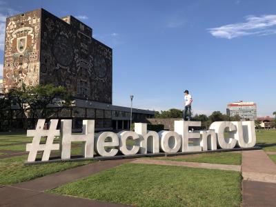 メキシコ国立自治大学はひとつの魅力ある街がった