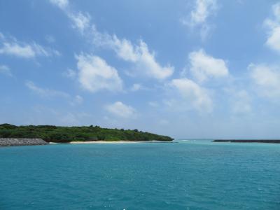 エマニエル夫人の籐の椅子がある民宿みやよし荘♪黒島ブルーの海♪マリンサービスふしまの船が係留してあった♪2019年７月八重山・黒島８泊９日６