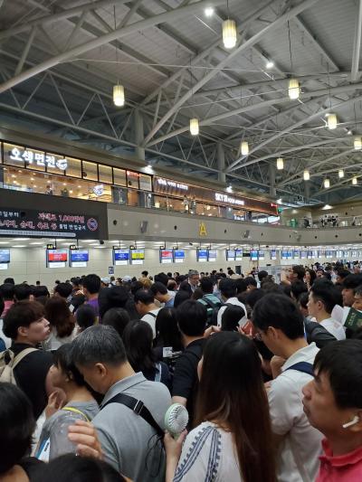 台風で遅延、小さい金海空港で5時間過ごしました。