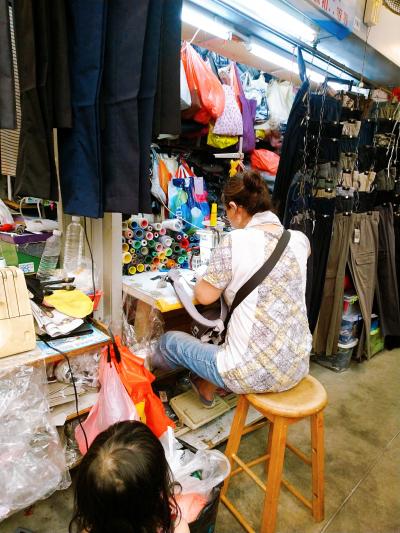 香港★&#33603;灣日記　抱っこひも修理しに市場へ　～&#40031;地坊小販市場～