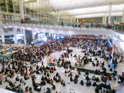 のんびり週末アモイ1★香港空港での抗議デモ