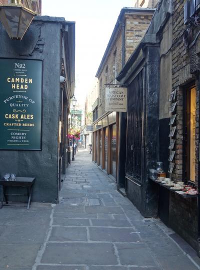 ロンドンを歩く。(2.1) アサイチに行くところは Camden Passage。いい雰囲気の小路です。