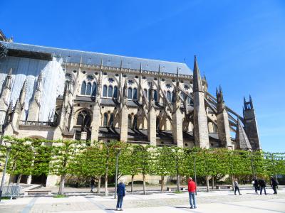 ブールジュ大聖堂の中に2時間以上いた♪外にはプチトランが停車していた♪2019年５月フランス ロワール地域他８泊１０日(個人旅行)１４３