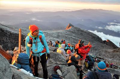 キナバル山を登ってみた（アタック編）　高度4,000mを突破！　灰色の世界を超えて、いざキナバルの頂点へ　オッサンネコの一人旅