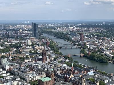 フランクフルトの市場とマインタワーからの風景。